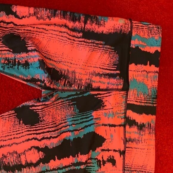 Fabletics NWOT Capri Leggings Size M - Picture 4 of 8